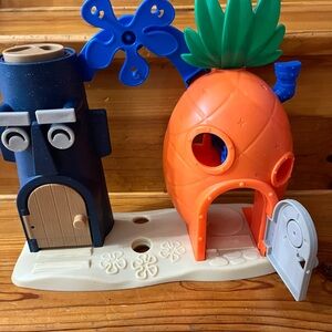 Vintage SpongeBob Imaginext Playset with SpongeBob Pineapple And Squidward House